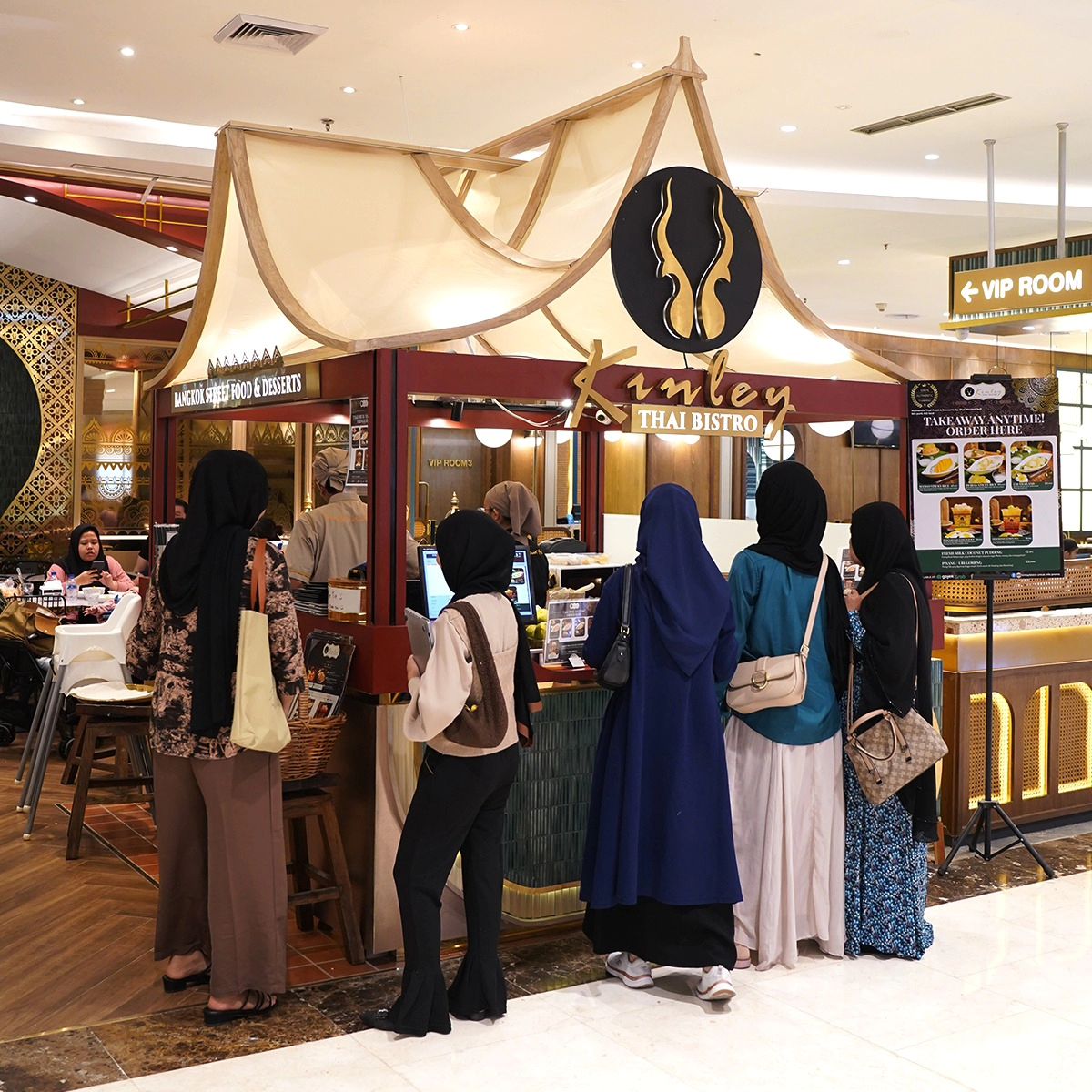 Kesibukan tak menghalangi selera makan! 🍽️ Banyak orang juga loh