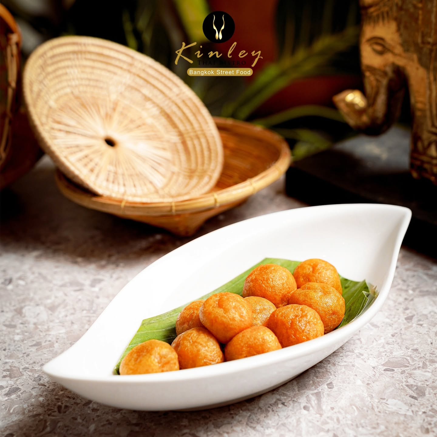 Renyah di luar, lembut di dalam! Bola ubi khas Thailand dari Kinley Bistro siap memanjakan lidah Anda. Camilan sempurna untuk menemani waktu santai. Yuk, cicipi kelezatannya! 🇹🇭

Rasakan kelezatan otentik di @kinleybistro! Kami hanya menggunakan bahan alami tanpa perasa atau bubuk buatan. Semua diolah dengan bahan segar, termasuk santan segar yang dipersiapkan setiap hari. Nikmati kualitas yang bisa Anda rasakan di setiap gigitan! 🥥