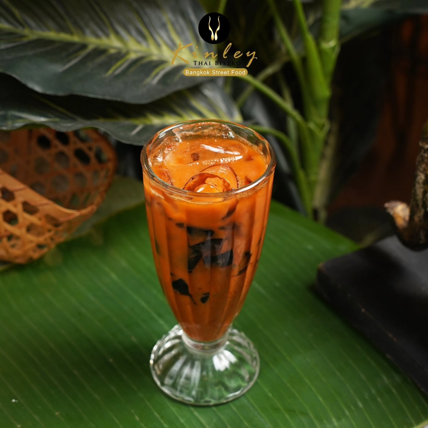 Segarnya Thai Ice Milk Tea dengan sentuhan unik grass jelly, hanya di Kinley Bistro! 🧋 Kombinasi teh Thailand yang creamy dengan kenyalnya grass jelly bikin harimu makin lengkap. Yuk, nikmati sensasi minuman khas Thailand yang nggak ada duanya! 🇹🇭️

Rasakan kelezatan otentik di @kinleybistro! Kami hanya menggunakan bahan alami tanpa perasa atau bubuk buatan. Semua diolah dengan bahan segar, termasuk santan segar yang dipersiapkan setiap hari. Nikmati kualitas yang bisa Anda rasakan di setiap gigitan! 🥥