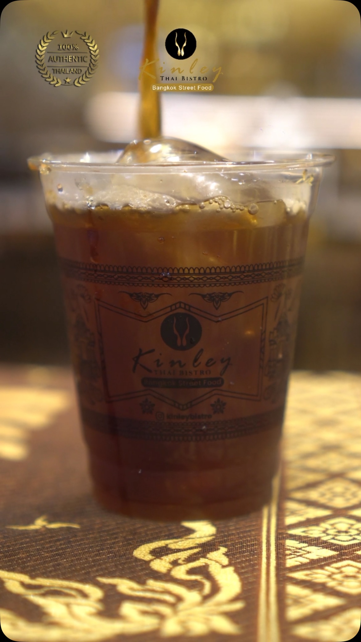 .
Ending-nya selalu sama :
Kopi habis, es yang tersisa.
Kalau kamu juga tim “nggak sadar udah habis”,
Welcome to the club 🤗
Rasakan kelezatan otentik di @kinleybistro! Kami hanya menggunakan bahan alami tanpa perasa atau bubuk buatan. Semua diolah dengan bahan segar, termasuk santan segar yang dipersiapkan setiap hari. Nikmati kualitas yang bisa Anda rasakan di setiap gigitan! 🥥
Tag teman yang harus coba makan di sini!