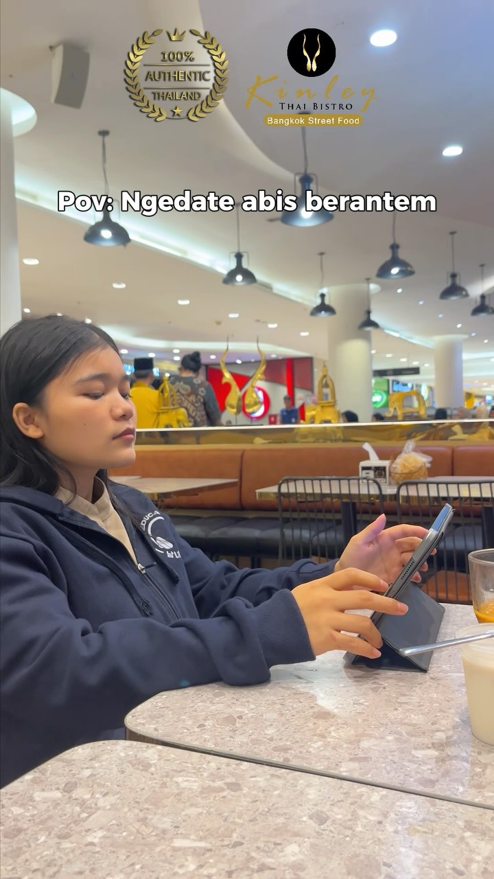 Katanya ngambek, tapi giliran Coconut pudding nya diambil….
Langsung rebutan tanpa basa-basi
Lagi berantem? Tenang
Coconut pudding dari Kinley selalu jadi penengah terbaik
Karena di Kinley, even drama cinta pun bisa jadi manis
Rasakan kelezatan otentik di @kinleybistro! Kami hanya menggunakan bahan alami tanpa perasa atau bubuk buatan. Semua diolah dengan bahan segar, termasuk santan segar yang dipersiapkan setiap hari. Nikmati kualitas yang bisa Anda rasakan di setiap gigitan! 🥥
Tag teman yang harus coba makan di sini!