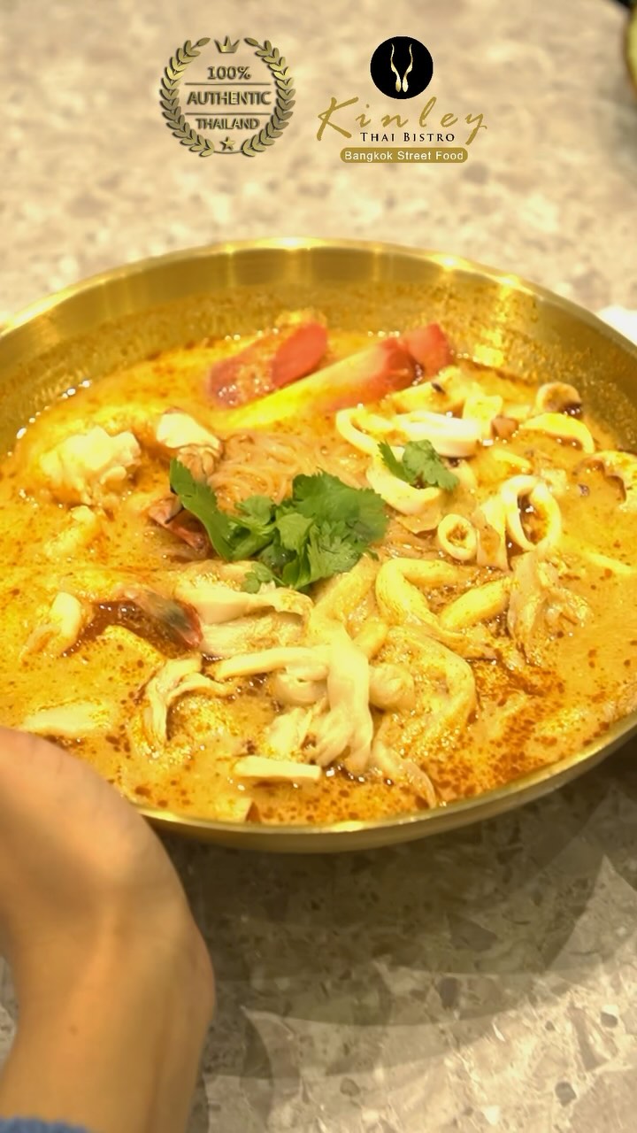 Siapa yang bisa tahan sama Tom Yam yang langsung dibuat sama Masterchef Thailandnya Kinley?
Mie kenyal bertemu kaldu segar penuh bumbu yang menggoda. Setiap bahan segar berpadu jadi Tom Yam yang bikin lidah menari.
Yuk, cobain langsung di Kinley Thai Bistro di Sunplaza Mall Lantai 4!!
Rasakan kelezatan otentik di @kinleybistro! Kami hanya menggunakan bahan alami tanpa perasa atau bubuk buatan. Semua diolah dengan bahan segar, termasuk santan segar yang dipersiapkan setiap hari. Nikmati kualitas yang bisa Anda rasakan di setiap gigitan! 🥥
Tag teman yang harus coba makan di sini!