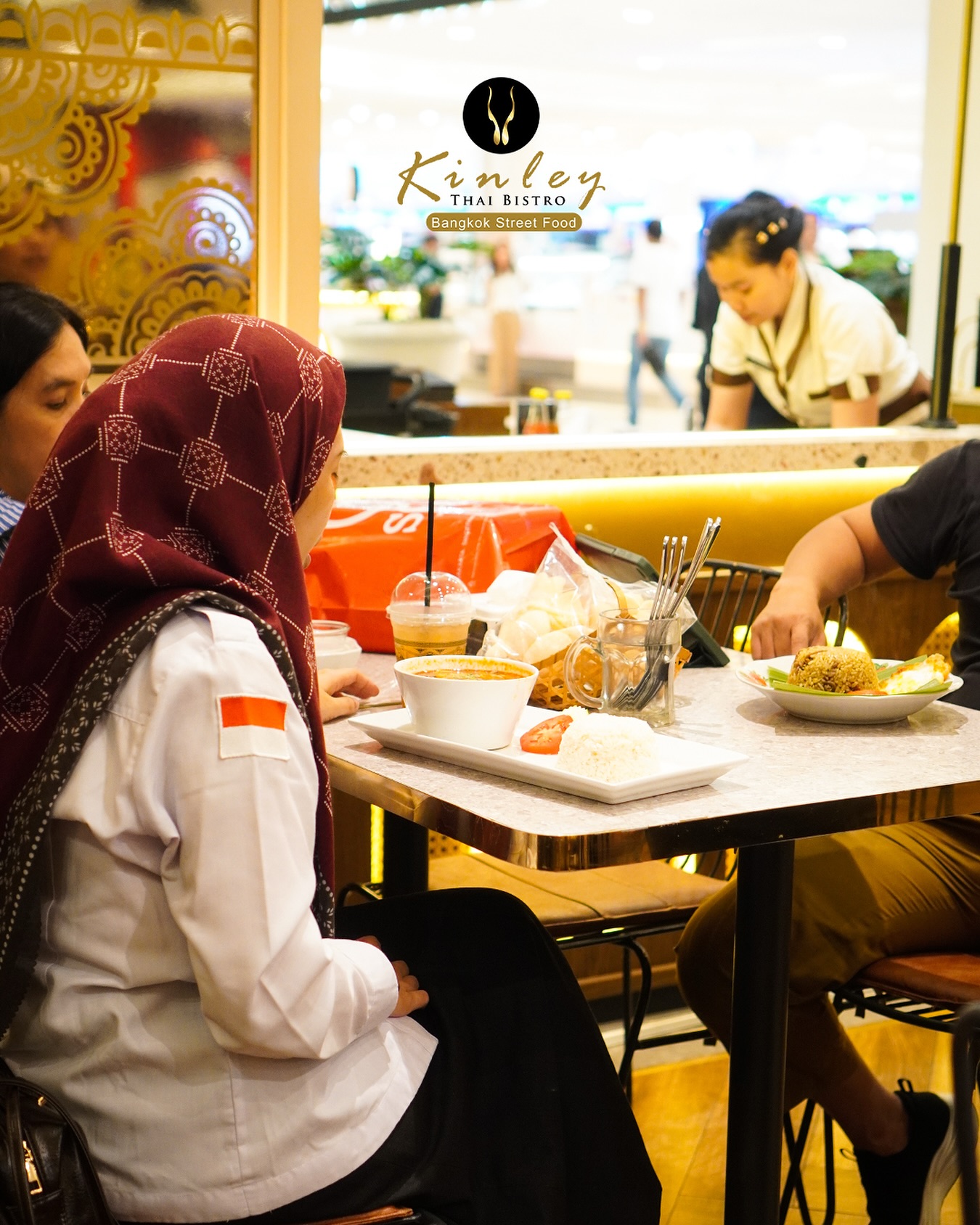 Kapan lagi makan siang bareng satu tim, tapi berasa lagi nongkrong di kafe hidden gem Bangkok

Rasakan kelezatan otentik di @kinleybistro! Kami hanya menggunakan bahan alami tanpa perasa atau bubuk buatan. Semua diolah dengan bahan segar, termasuk santan segar yang dipersiapkan setiap hari. Nikmati kualitas yang bisa Anda rasakan di setiap gigitan! 🥥

 Tag teman yang harus coba makan di sini!