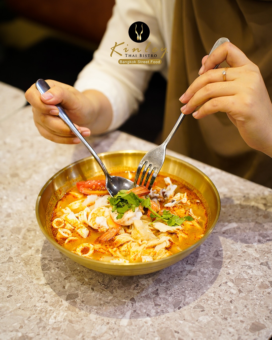 Mau yang pedes, asam, gurih, atau creamy? Semua rasa nikmat khas Thailand ada di Kinley

Rasakan kelezatan otentik di @kinleybistro! Kami hanya menggunakan bahan alami tanpa perasa atau bubuk buatan. Semua diolah dengan bahan segar, termasuk santan segar yang dipersiapkan setiap hari. Nikmati kualitas yang bisa Anda rasakan di setiap gigitan! 🥥

 Tag teman yang harus coba makan di sini!