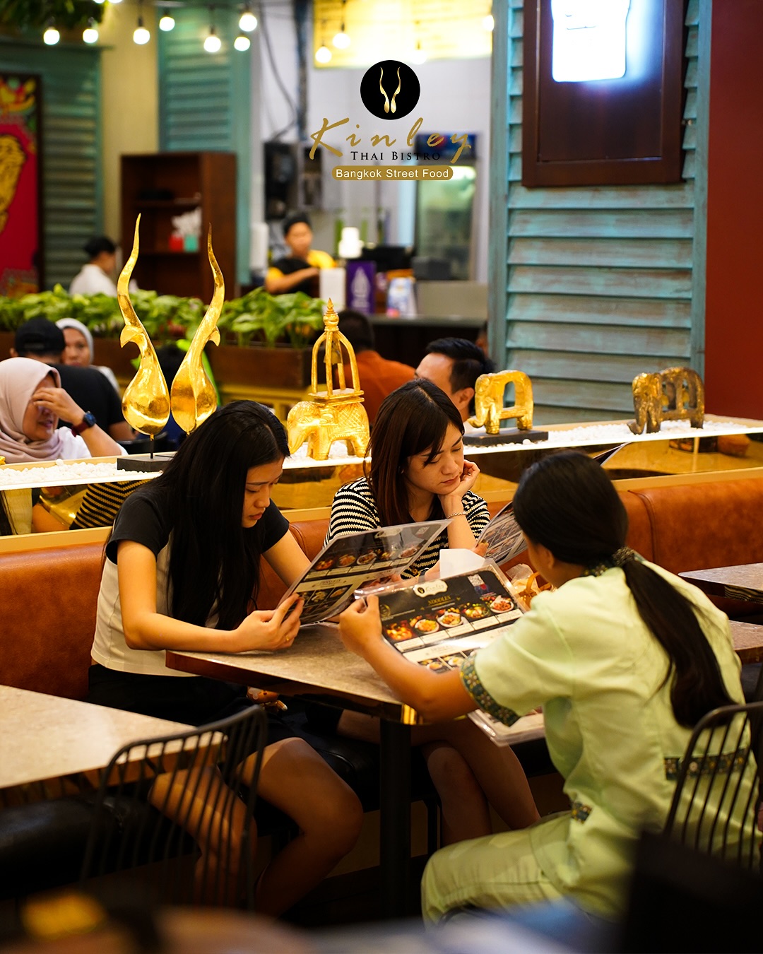 Rasa Thailand yang autentik, dan momen hangat bersama orang tercinta. Di Kinley, semuanya terasa lengkap
Siap berpetualang dengan rasa baru?  Yuk, datang ke @kinleybistro dan eksplorasi menu favoritmu! Semua diolah dengan bahan segar, termasuk santan segar yang dipersiapkan setiap hari. Nikmati kualitas yang bisa Anda rasakan di setiap gigitan! 🥥

 Tag teman yang harus coba makan di sini!