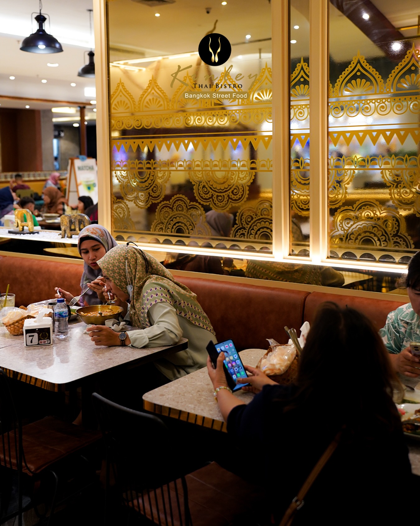 Bersama orang terdekat, setiap hidangan terasa lebih istimewa.

Rasakan kelezatan otentik di @kinleybistro! Kami hanya menggunakan bahan alami tanpa perasa atau bubuk buatan. Semua diolah dengan bahan segar, termasuk santan segar yang dipersiapkan setiap hari. Nikmati kualitas yang bisa Anda rasakan di setiap gigitan! 🥥

 Tag teman yang harus coba makan di sini!