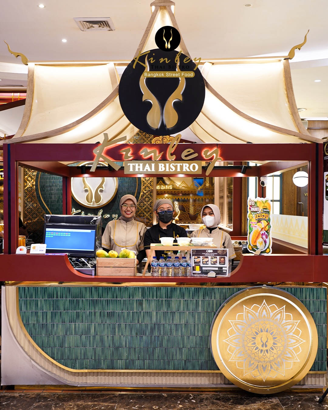 Setelah melihat orang lain healing, sekarang waktunya kamu.
Suasana ala Thailand sudah siap manjain mood kamu

Rasakan kelezatan otentik di @kinleybistro! Kami hanya menggunakan bahan alami tanpa perasa atau bubuk buatan. Semua diolah dengan bahan segar, termasuk santan segar yang dipersiapkan setiap hari. Nikmati kualitas yang bisa Anda rasakan di setiap gigitan! 🥥

 Tag teman yang harus coba makan di sini!